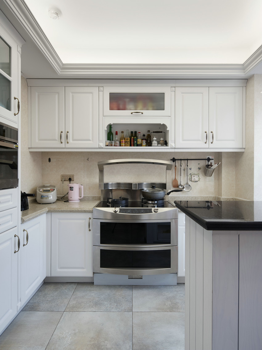 厨房动线贯通，增强了空间的互动性，橱柜色彩的搭配平顺，空间柔和。