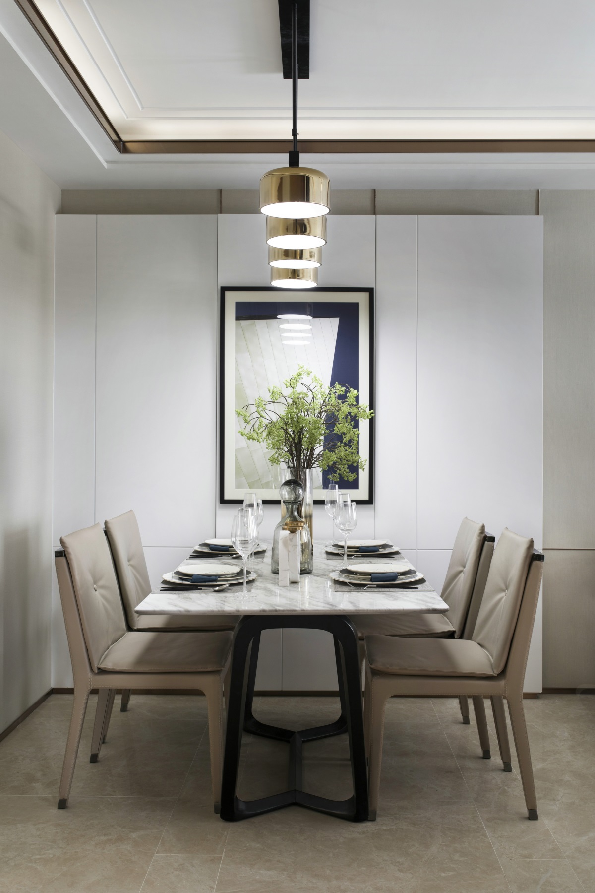 大面积的白色墙下搭配米色餐椅，质朴的轻奢文化表现的淋漓尽致，新颖而又贴切。