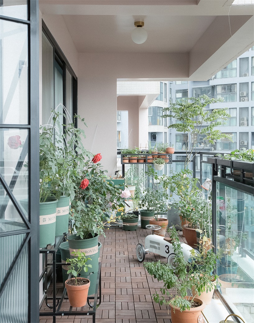 阳台上放置绿植花卉，使空间融入自然，营造出舒适与美观并存的空间感受。