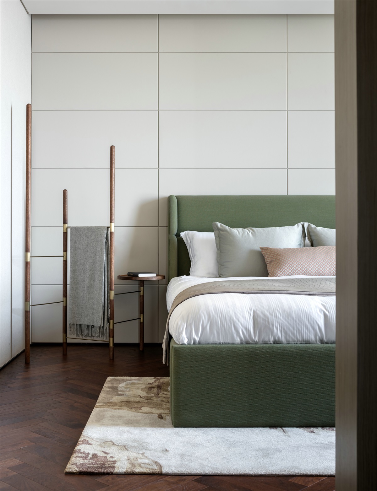 次卧以淡雅的色调为主，果木绿双人床营造出温婉、舒适的休憩空间。
