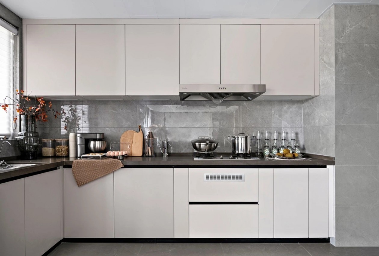 厨房没有过多的布置，白色橱柜凸显出舒适感，空间动线规划有序。