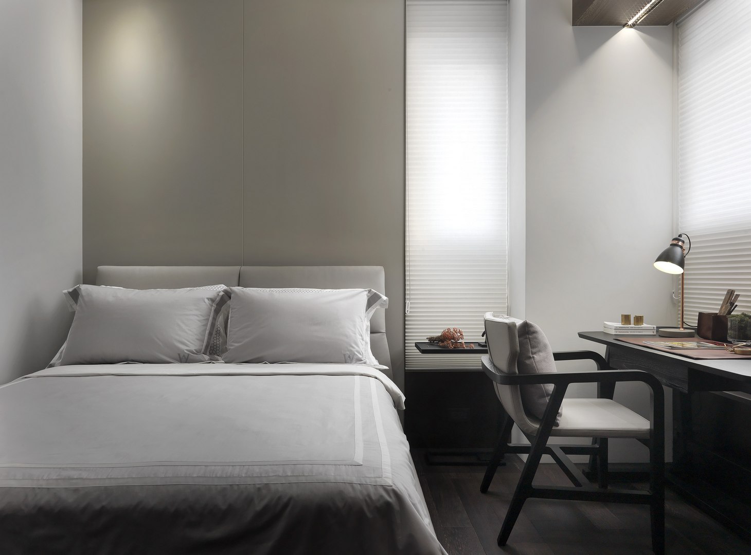 侧卧米色护墙板背景搭配简约的双人床，简约情调呼之欲出，空间舒适温馨。