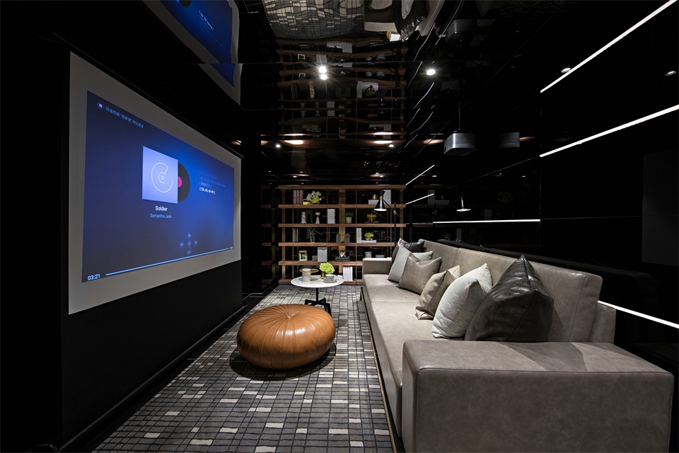 客厅以黑色为基调，光影成趣，投影仪取代电视机，打造出时尚的空间美学。