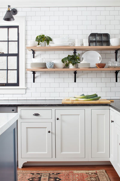 白色厨房基调宽敞明亮，搁台丰富了空间的层次感，给人以温馨的视觉观感。