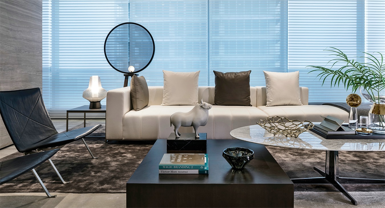 宽敞的客厅中放置简雅的现代家具，在灯光的烘托中塑造出优雅温馨的形象。