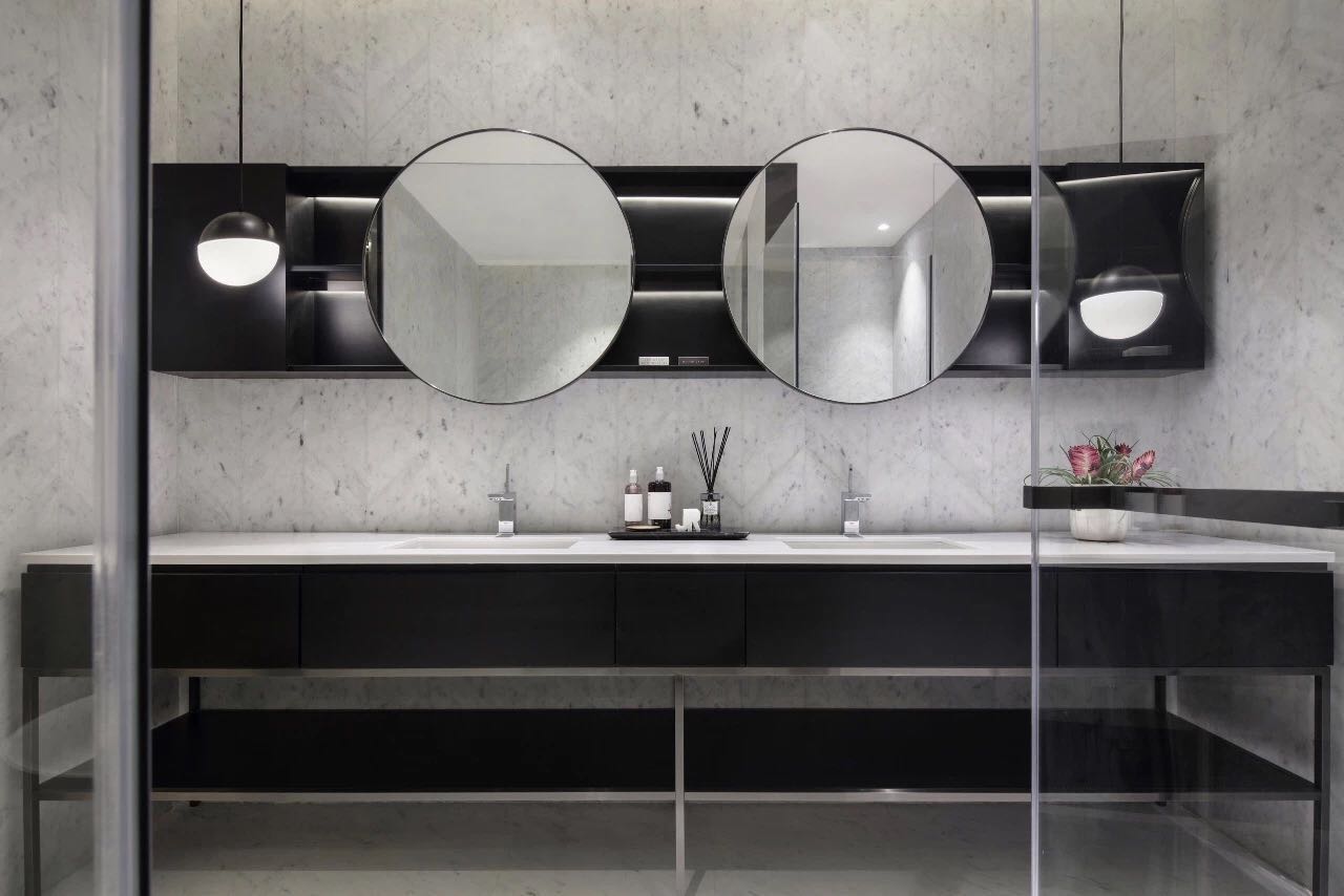卫生间以经典配色为主，黑色洗手池设计时尚，空间整体平衡好且具有设计感。