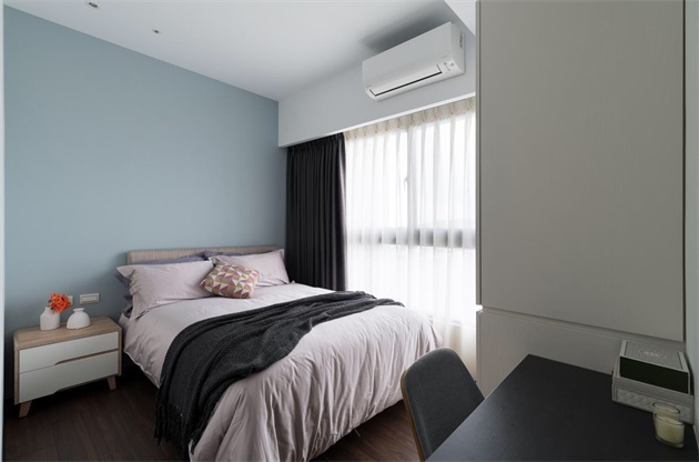 次卧采用撞色设计，浅蓝色背景搭配粉红色床品设计，令空间包含温柔的力量。