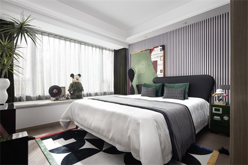 主卧空间简洁中性，床被使用纯净的灰色调打造，不见杂质，柔和均衡。