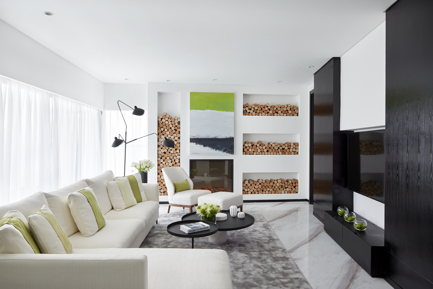 客厅无吊顶设计，采用白色布艺沙发为主题，背景墙层次分明，空间温和大气。