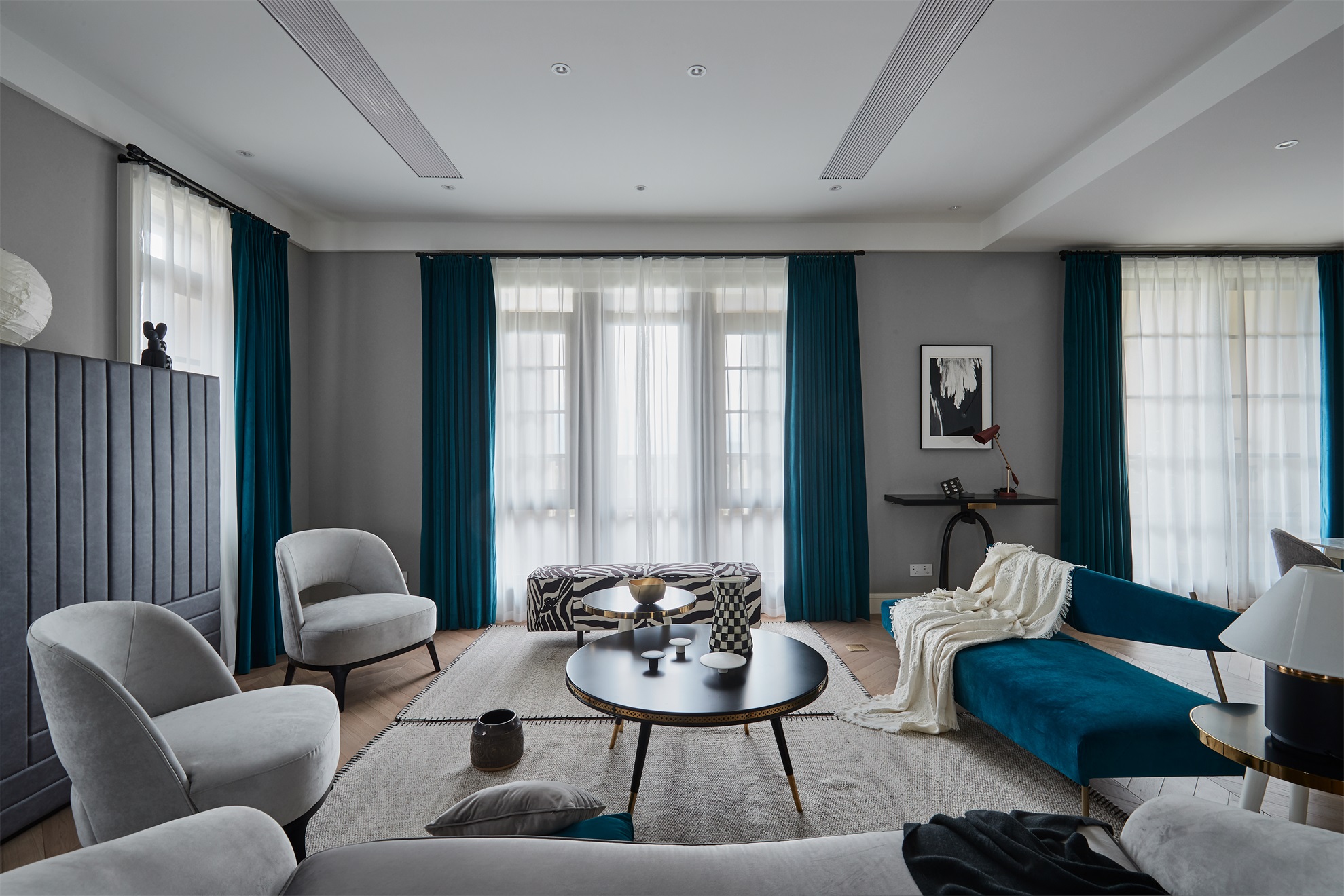 灰色座椅与海蓝色的沙发形成强烈的视觉对比效果,营造出精致的视觉