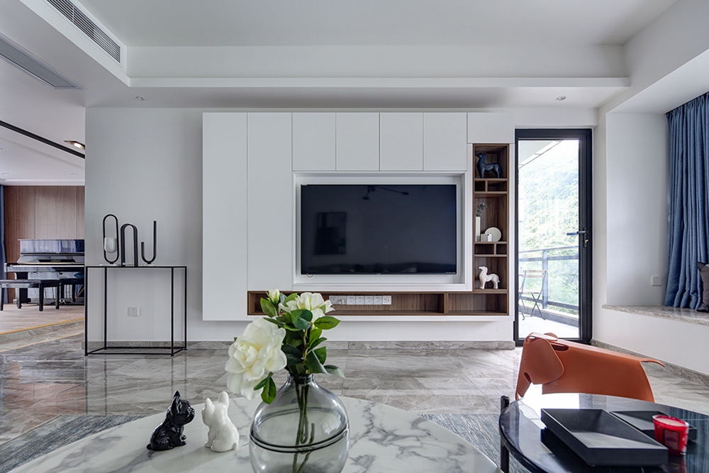 客厅品质与功能兼具，白色的背景墙奠定了客厅空间优雅和精致的调性。