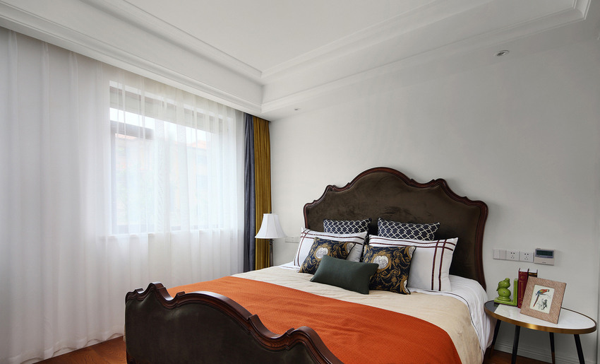 卧室作为主人的私密空间，主要以功能性和实用舒适为考虑重点。