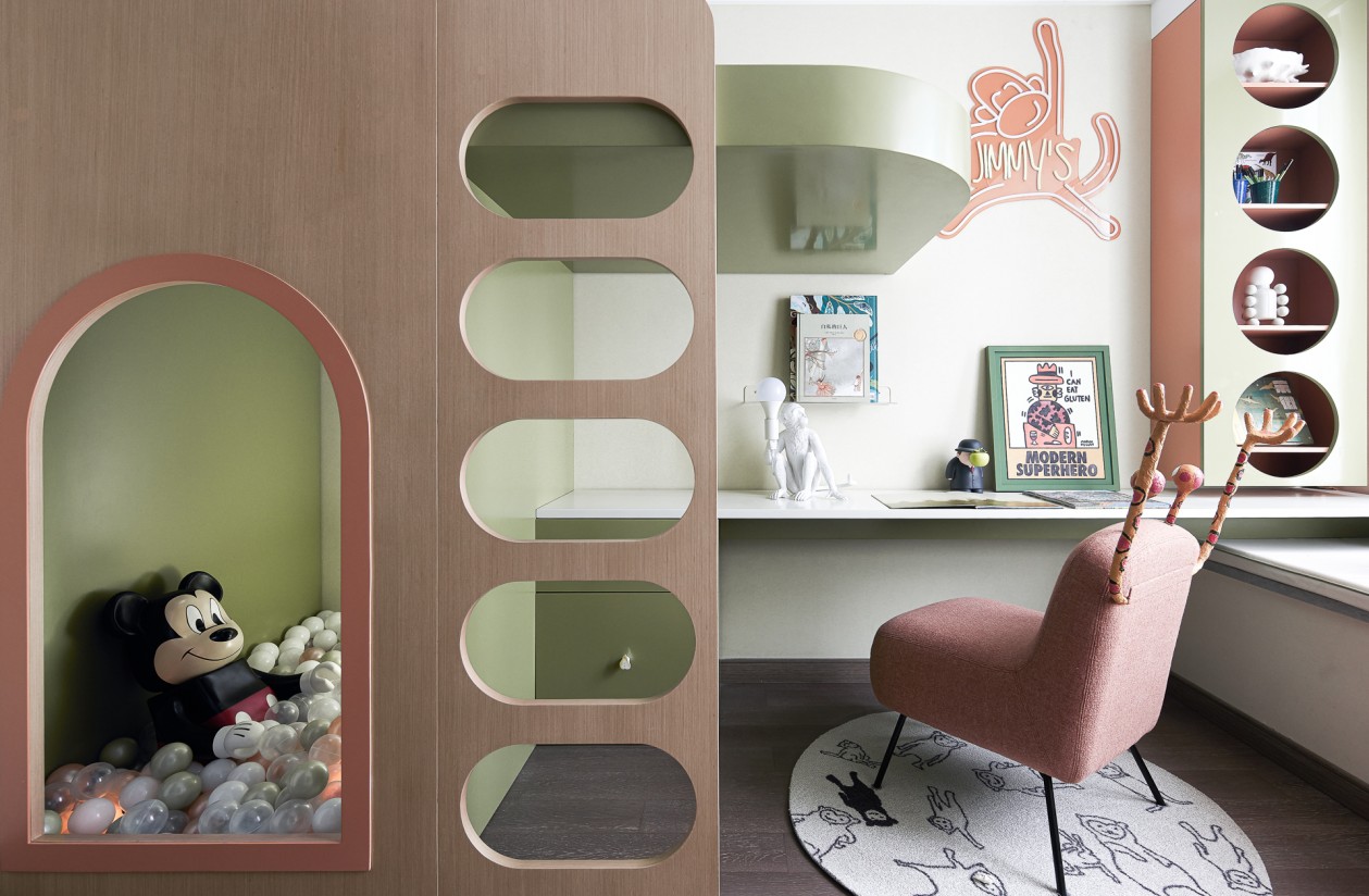 书房使用浅绿色和粉色撞色设计，增添了温馨和舒适，凸显出空间的品质。