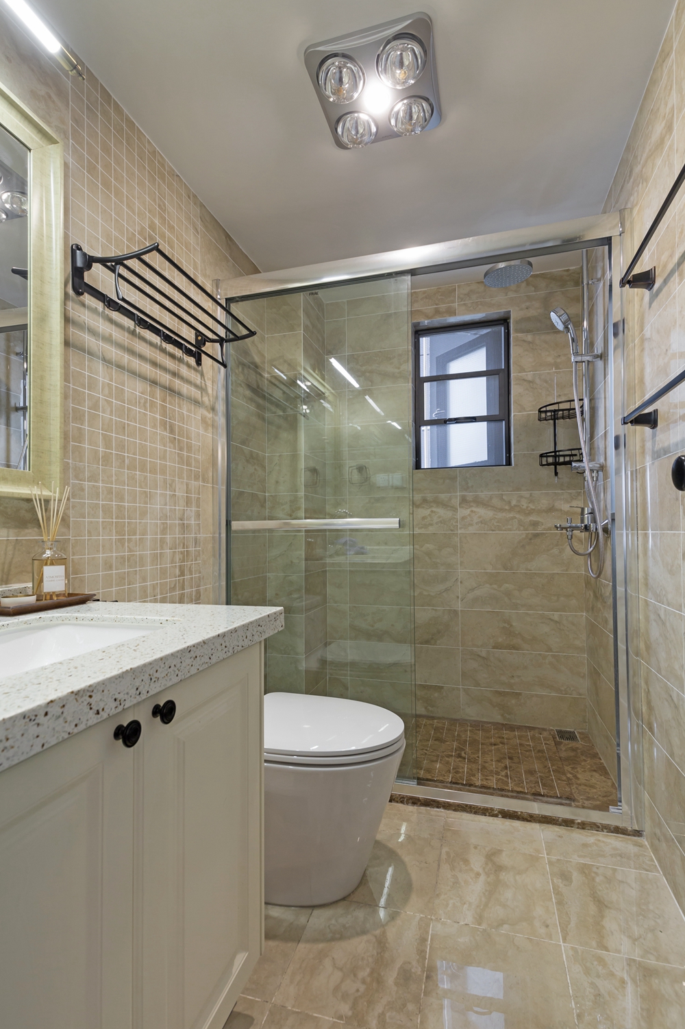 卫浴空间以米色为主，并进行干湿分离设计，大气姿态为空间带来宽敞的感受。