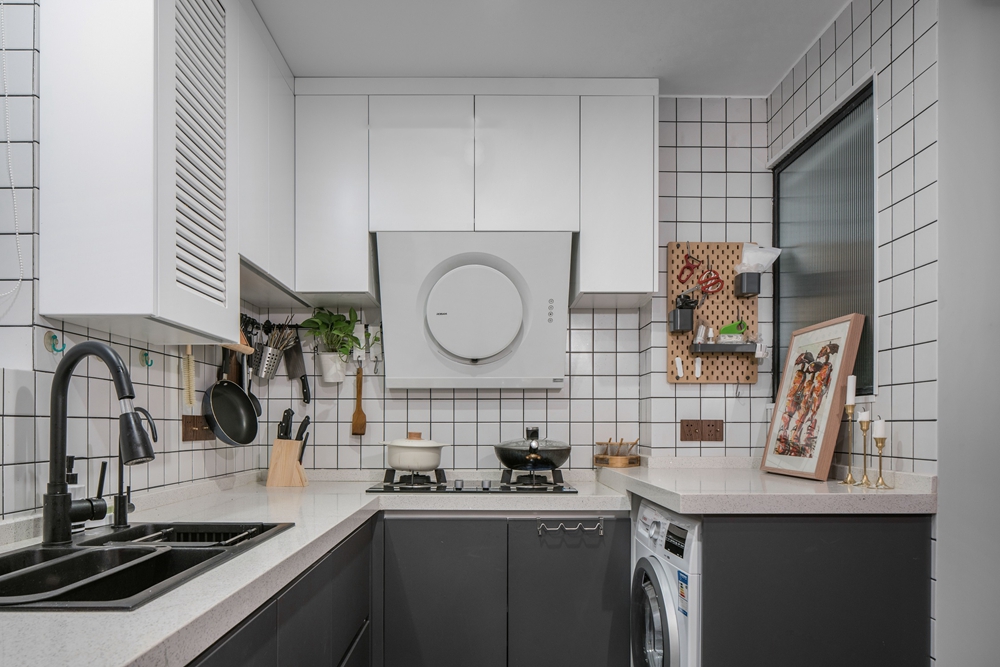 U型厨房结构紧凑，灰色橱柜与白色吊柜融合，视觉上带来舒适的感觉。