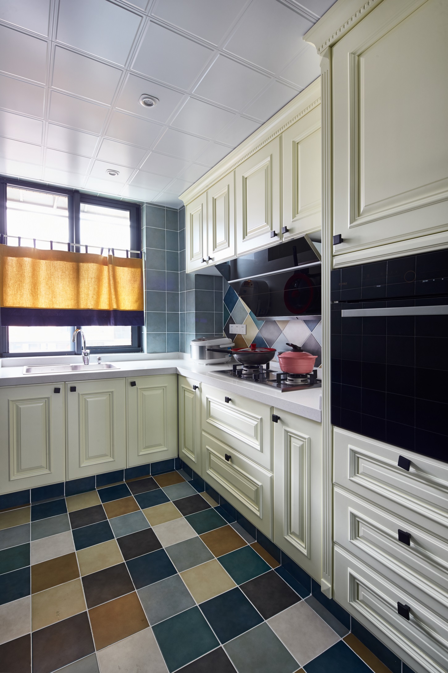 厨房线条利落，动线设计完整，彩色文化砖提升空间生活气息，使厨房更具层次。
