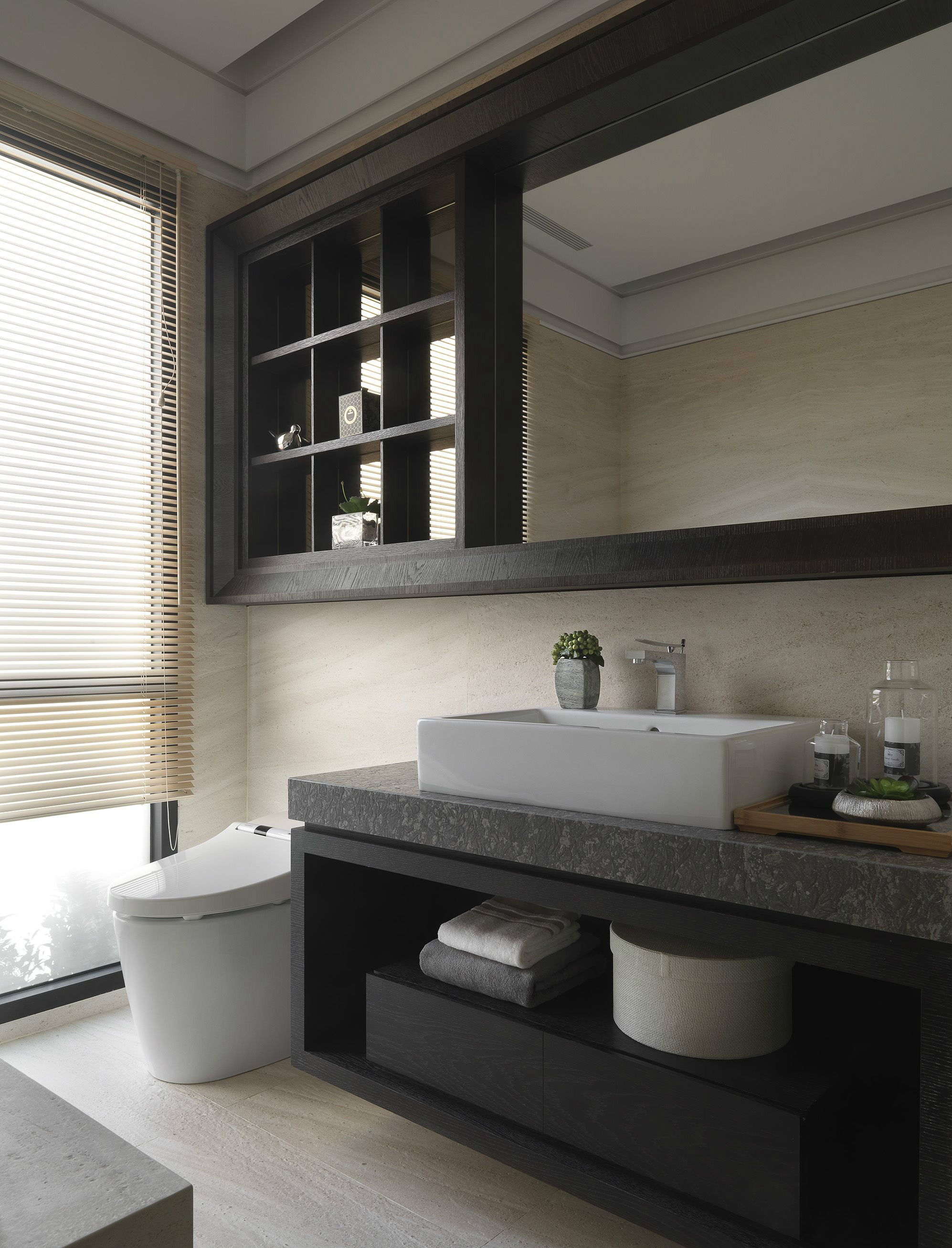 卫浴空间并以浅色基调为主，搭配白色洁具和镜面设计，创造出温馨的空间感。