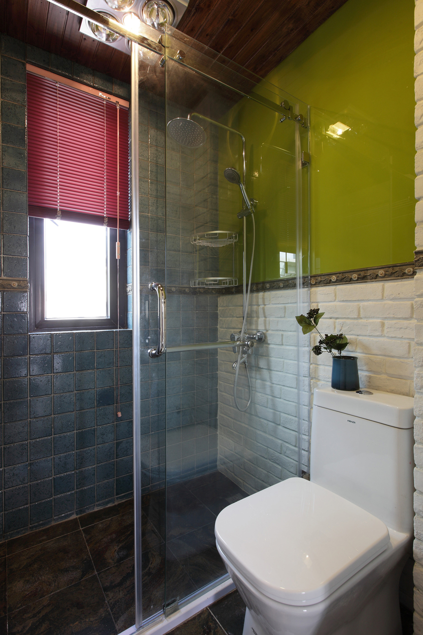 印象中阴暗沉闷的卫生间，有了白色+绿色的搭配，变得清爽舒适。