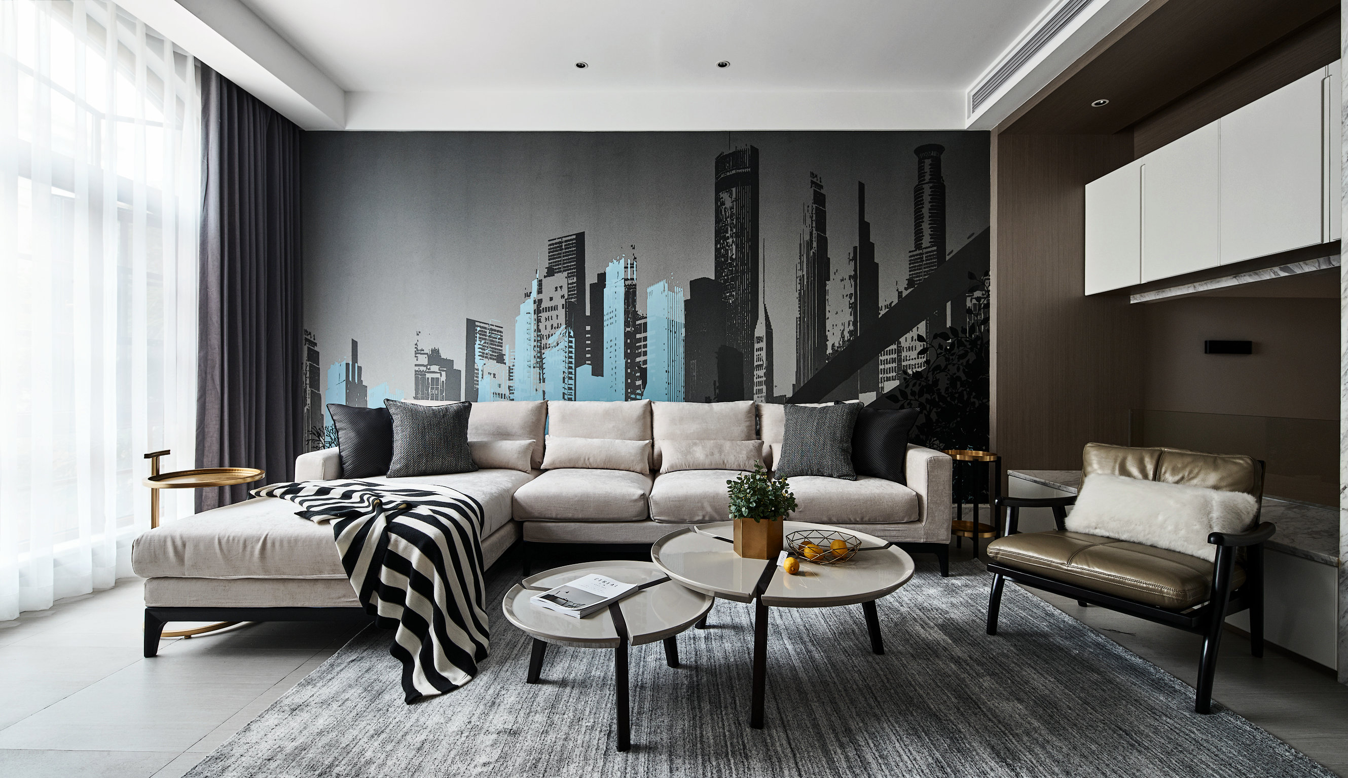 客厅以灰白色为基调，空间俊逸潇洒，米色布艺沙发搭配小型茶几，呈现出干练精简的空间氛围。