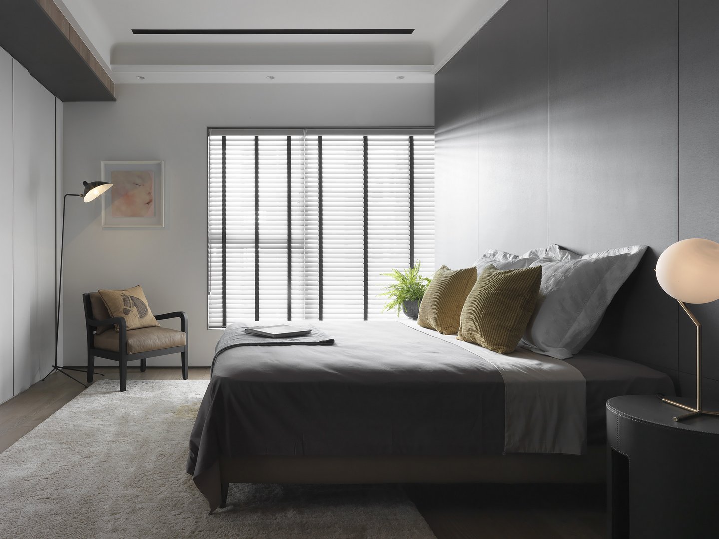 百叶窗吸引着人的目光，灰色与白色搭配呈现出静谧的氛围感，提升了卧室品质。