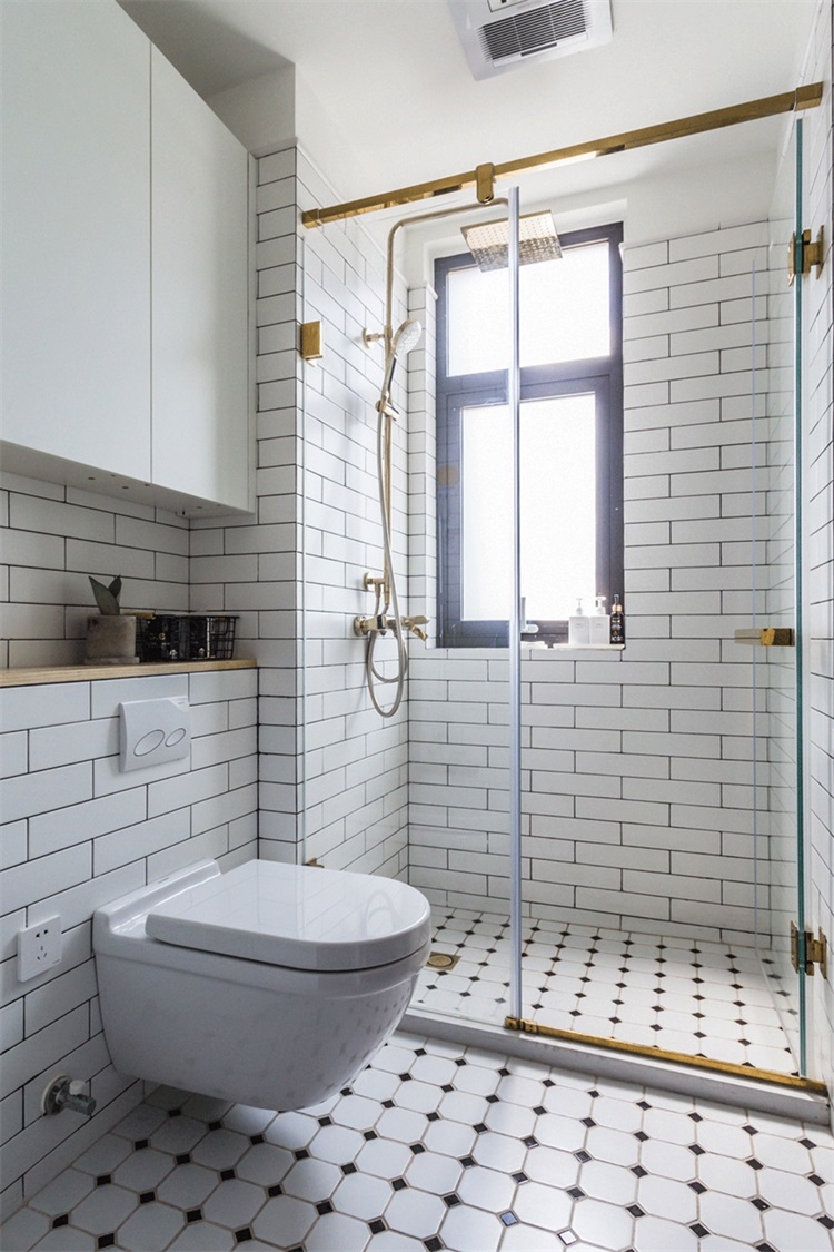卫浴空间干湿分离设计，壁龛设计在注重颜值的同时，也增加了打扫的便利。