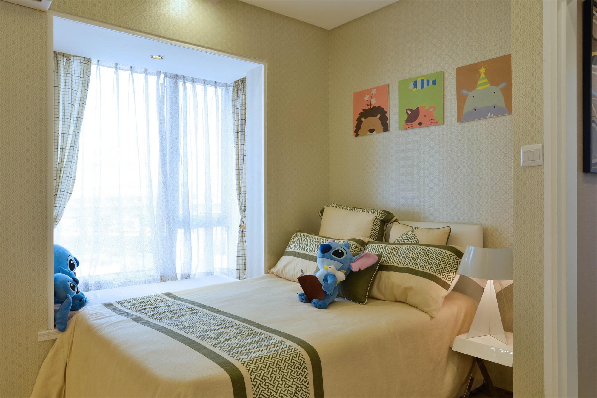 儿童房童趣十足，不仅有趣味的床品和可爱的装饰画，还有充满文艺的背景墙，整体温馨而舒适。