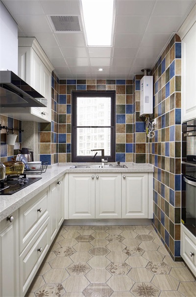 厨房抛开了传统的墙面瓷砖装饰，选择用简练的花砖来装扮室内空间。