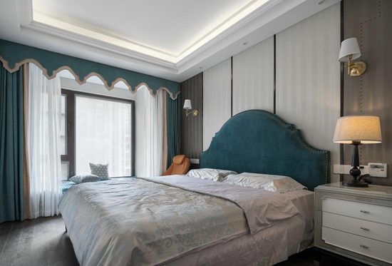 主卧有种非凡的格调，蓝色床头与窗帘相互映衬，灯具点缀金属感，空间精致感突出。