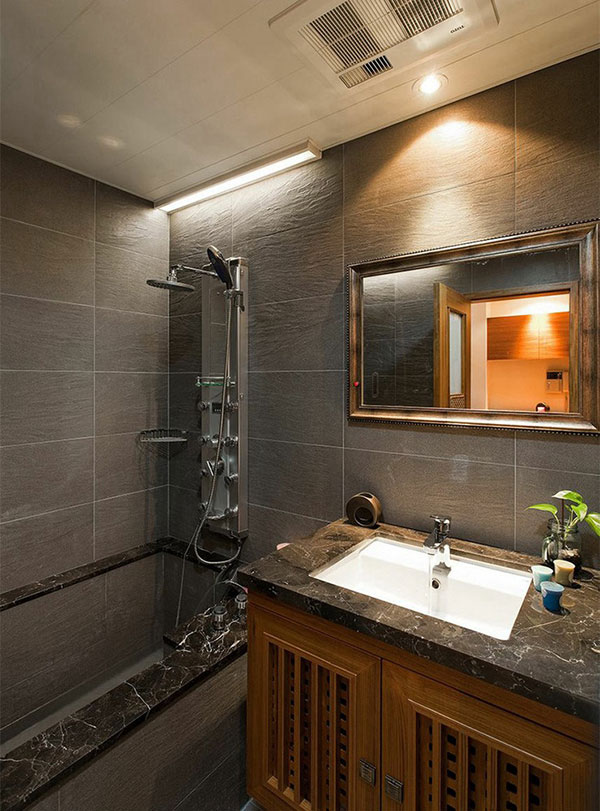 卫浴空间的布局形式紧凑，多样的配色丰富了空间色彩，顶面筒灯丰盈了空间质感。