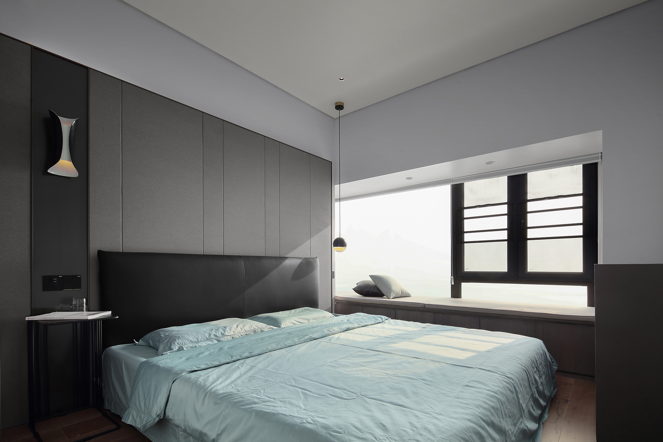 卧室空间运用棕色调，配上典雅大气的浅蓝色床品，营造出低调舒适的居家氛围。