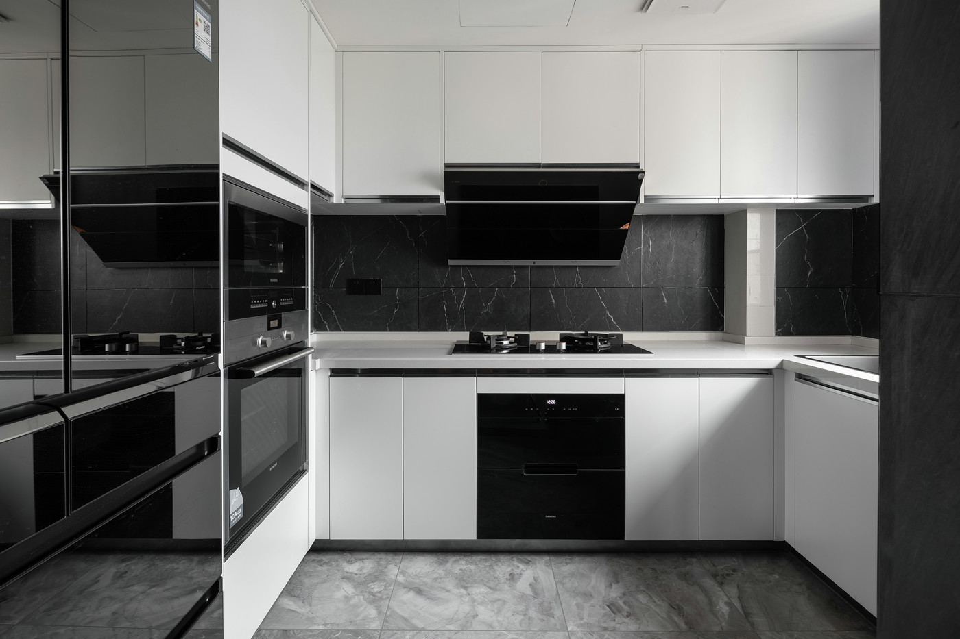 黑白色系的混合与叠加使厨房有更深远的空间感，使空间更加简洁雅致。