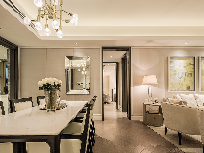 客厅与餐厅相连，空间以素色为基调优雅感油然而生。