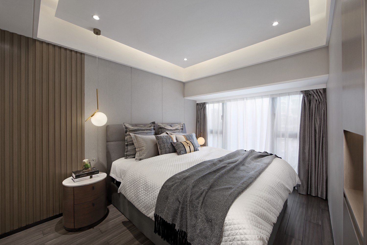 没有主灯设计的侧室，以功能性的光源点亮空间，灰色加白色的床品设计奠定了卧室的基调。