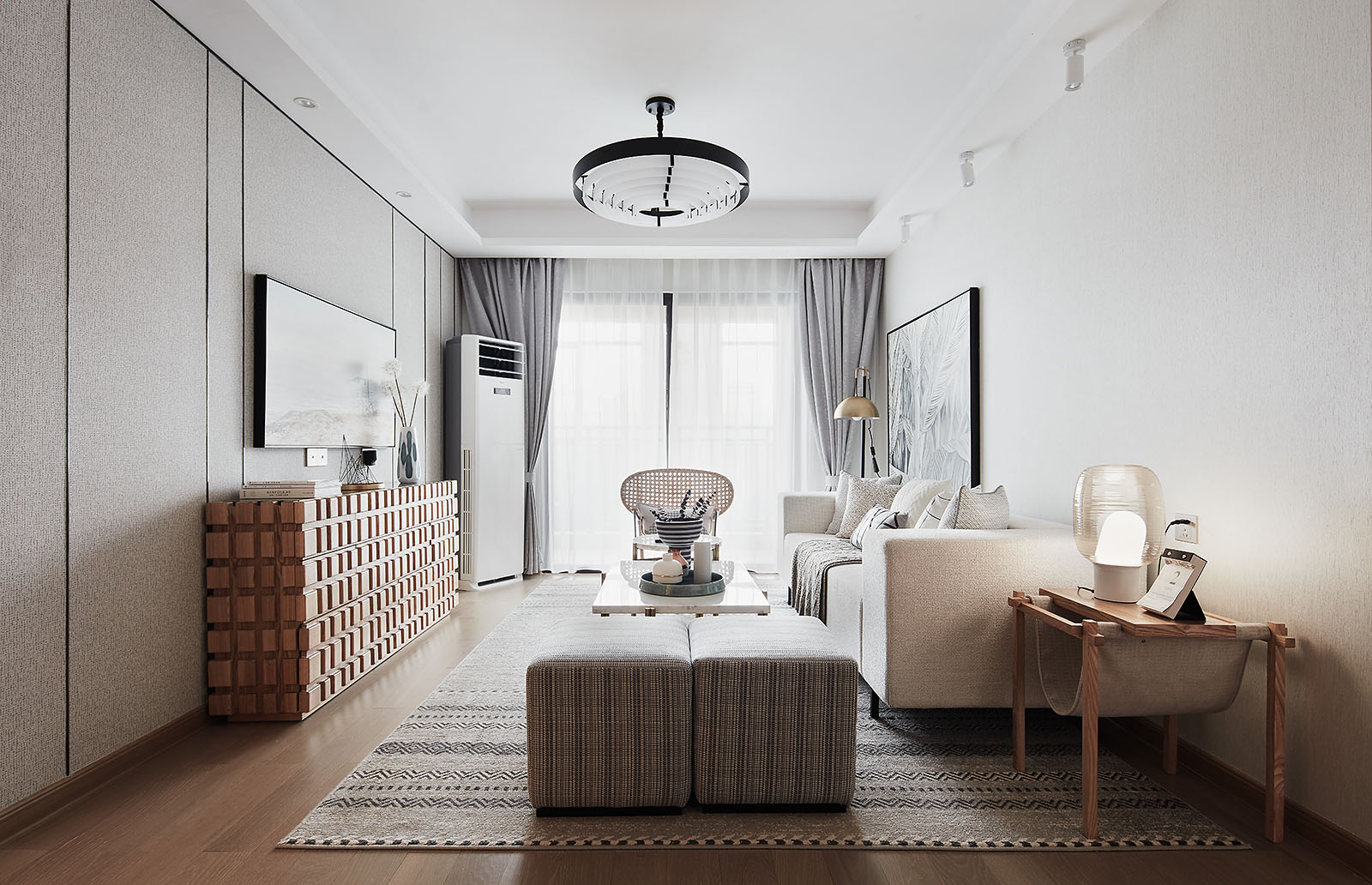 设计师提取了现代家居的元素和符号，并进行合理搭配，令空间散发出优雅气息。