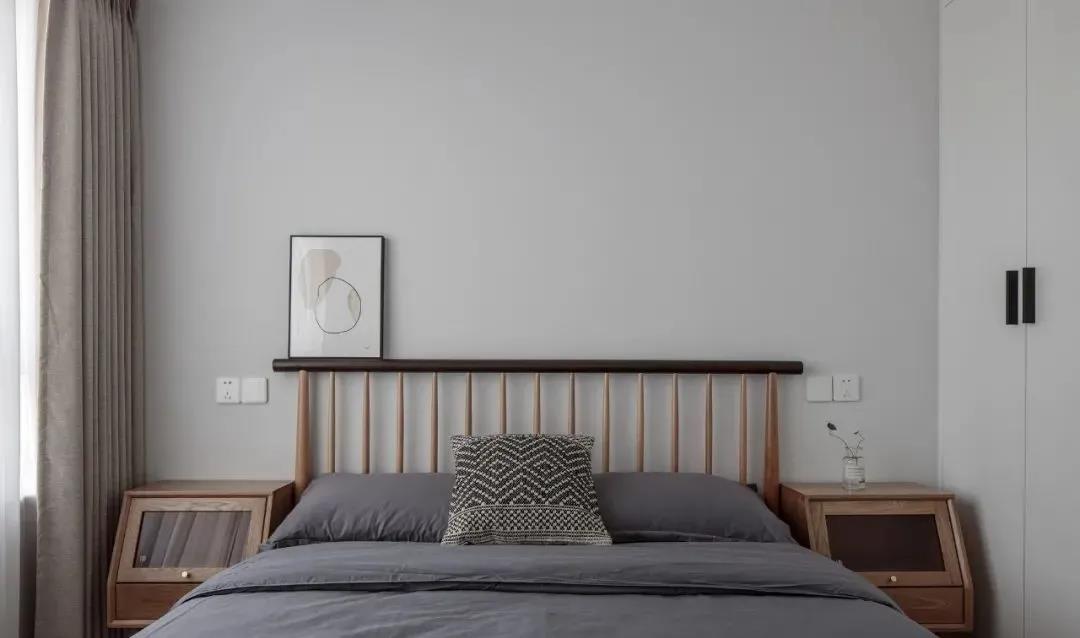 主卧背景无装饰，给人一种宁静舒适的气息，木质调床架搭配紫色床品，带来温馨感。