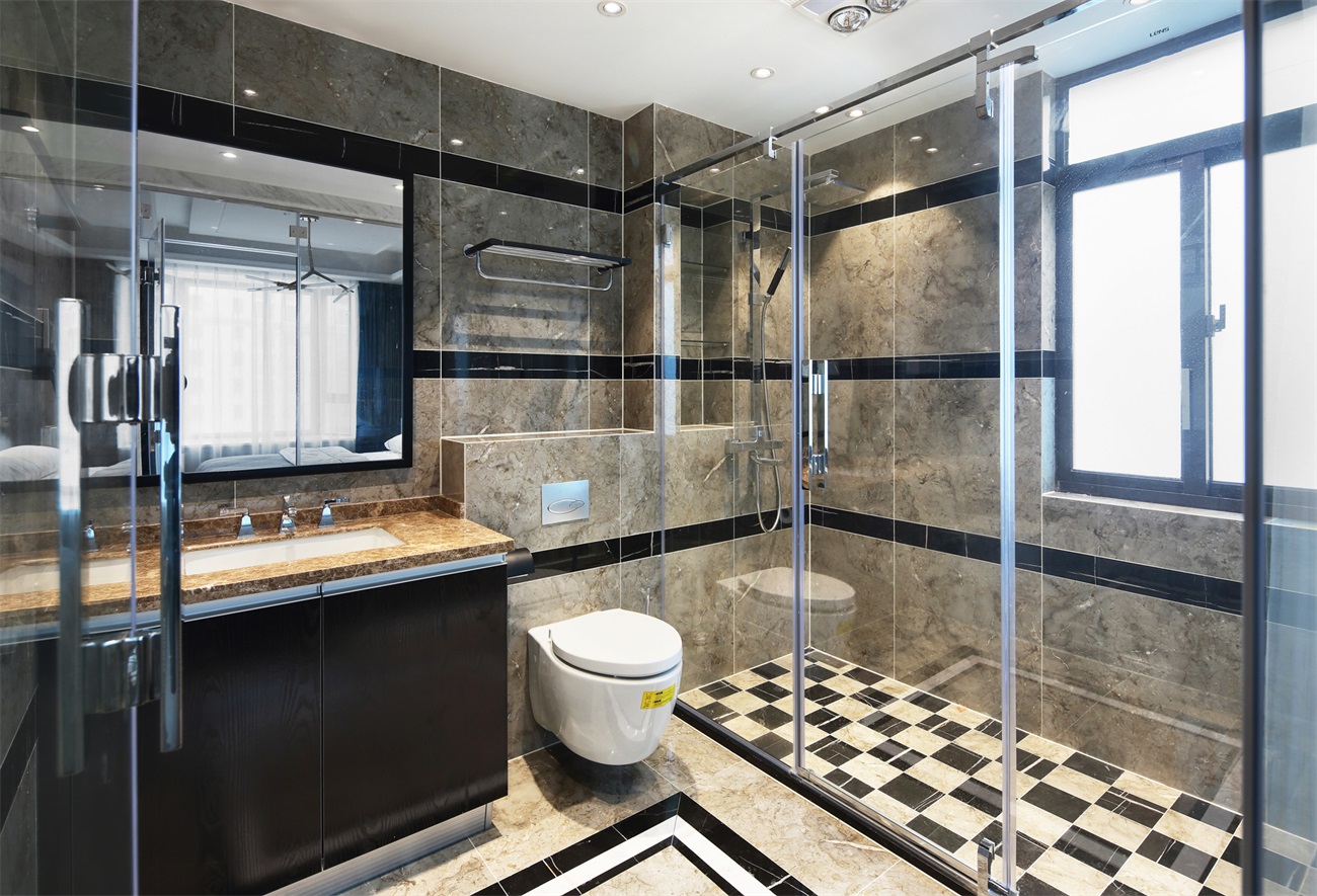 卫生间采用干湿分离设计，洗手台设计婉约大气，加上玻璃点缀，空间简洁但并不单调。