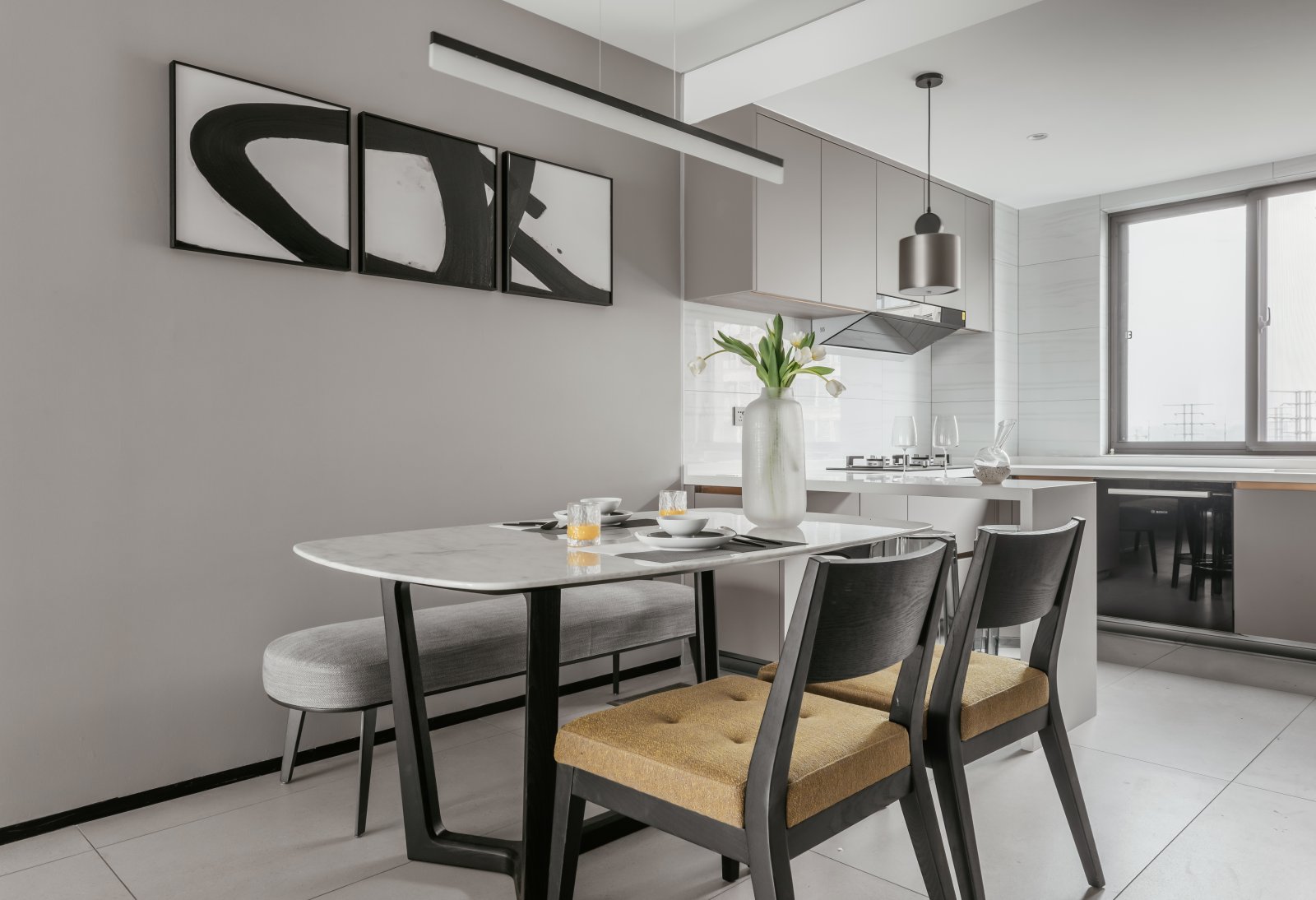 厨房与餐厅相连，米色烤漆橱柜与餐厅背景墙相互呼应，营造出舒适温馨的氛围。