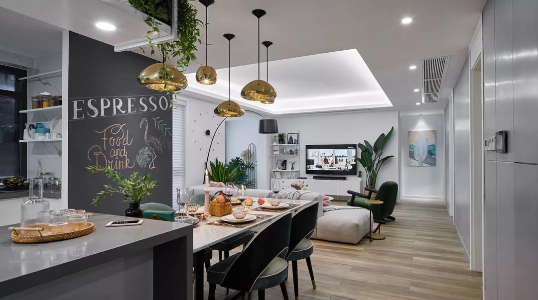 布艺沙发作为空间隔断，完美划分客厅区域和用餐区域，强调整体、美观、实用性于一体。