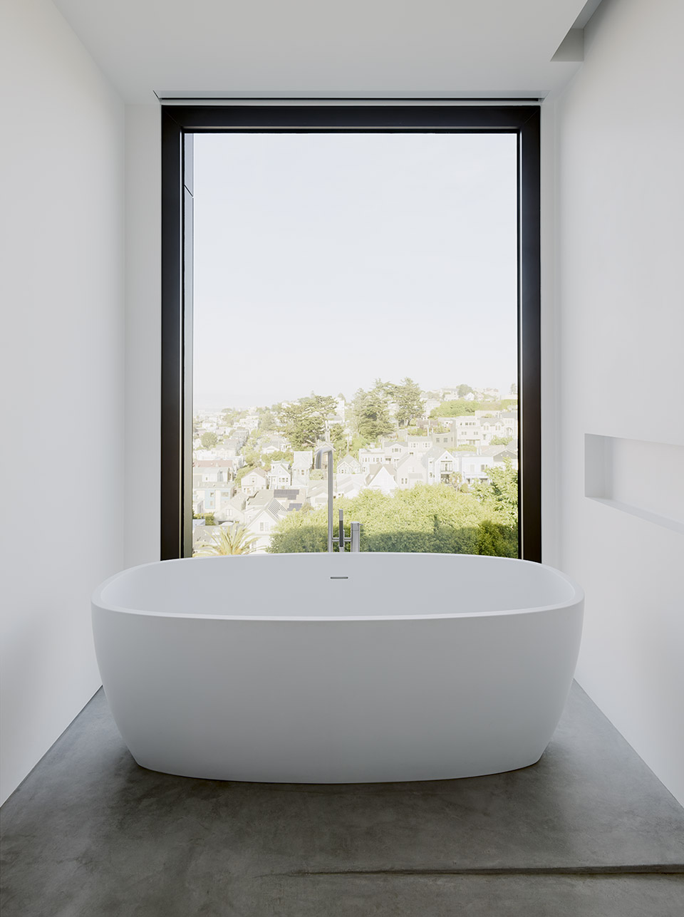 临窗摆放浴缸让淋浴空间充满美观与实用，让淋浴空间显得更有格调。