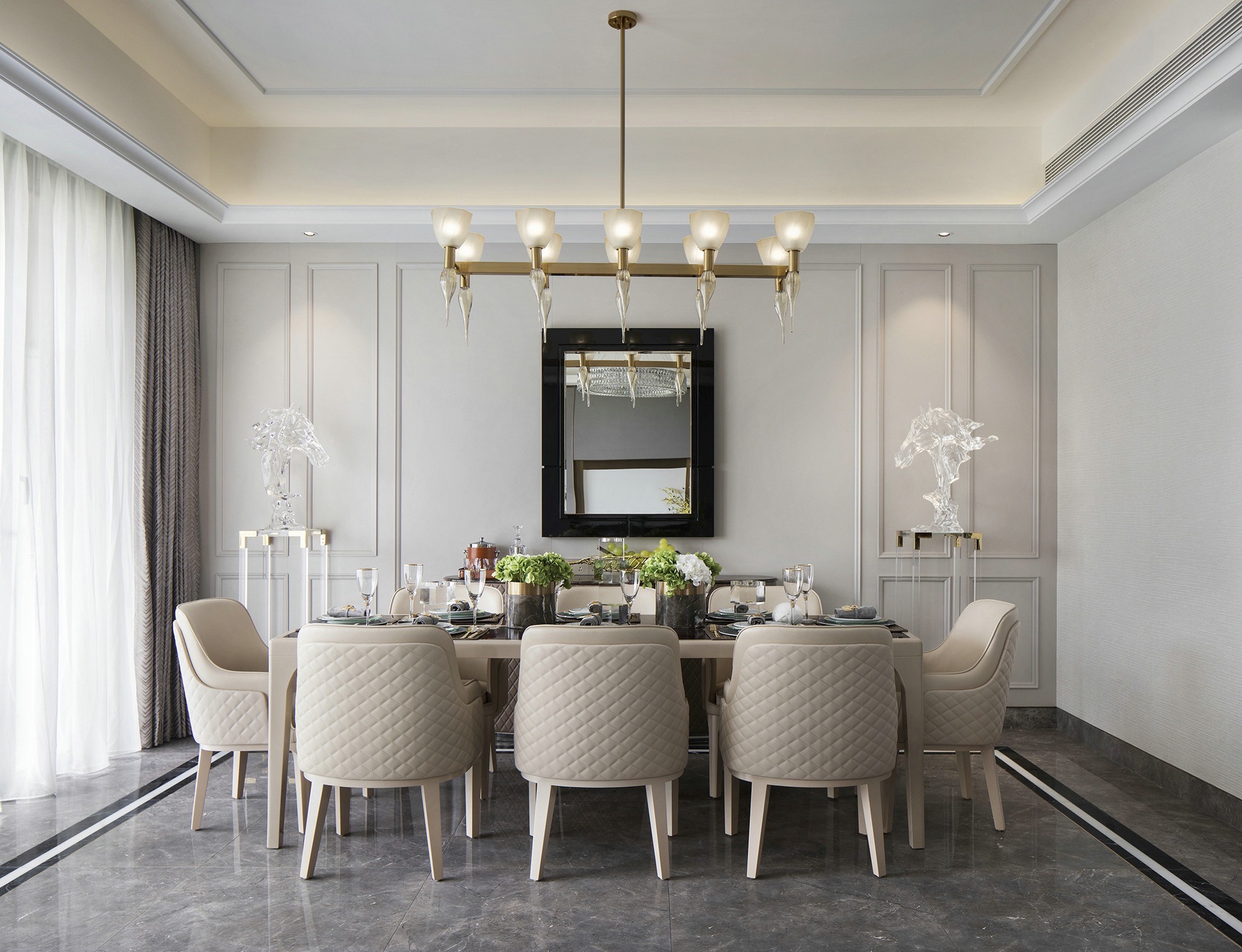 石膏线的勾勒令餐厅更具仪式感，软装上搭配与空间同色系的家具，更能突显出空间感。