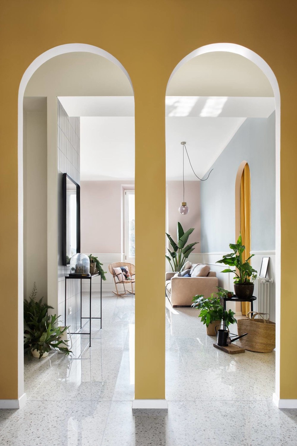 走廊采用莫兰迪色系配色，拱形门装饰性较强，线条圆润流畅，给空间增添一些柔和美。