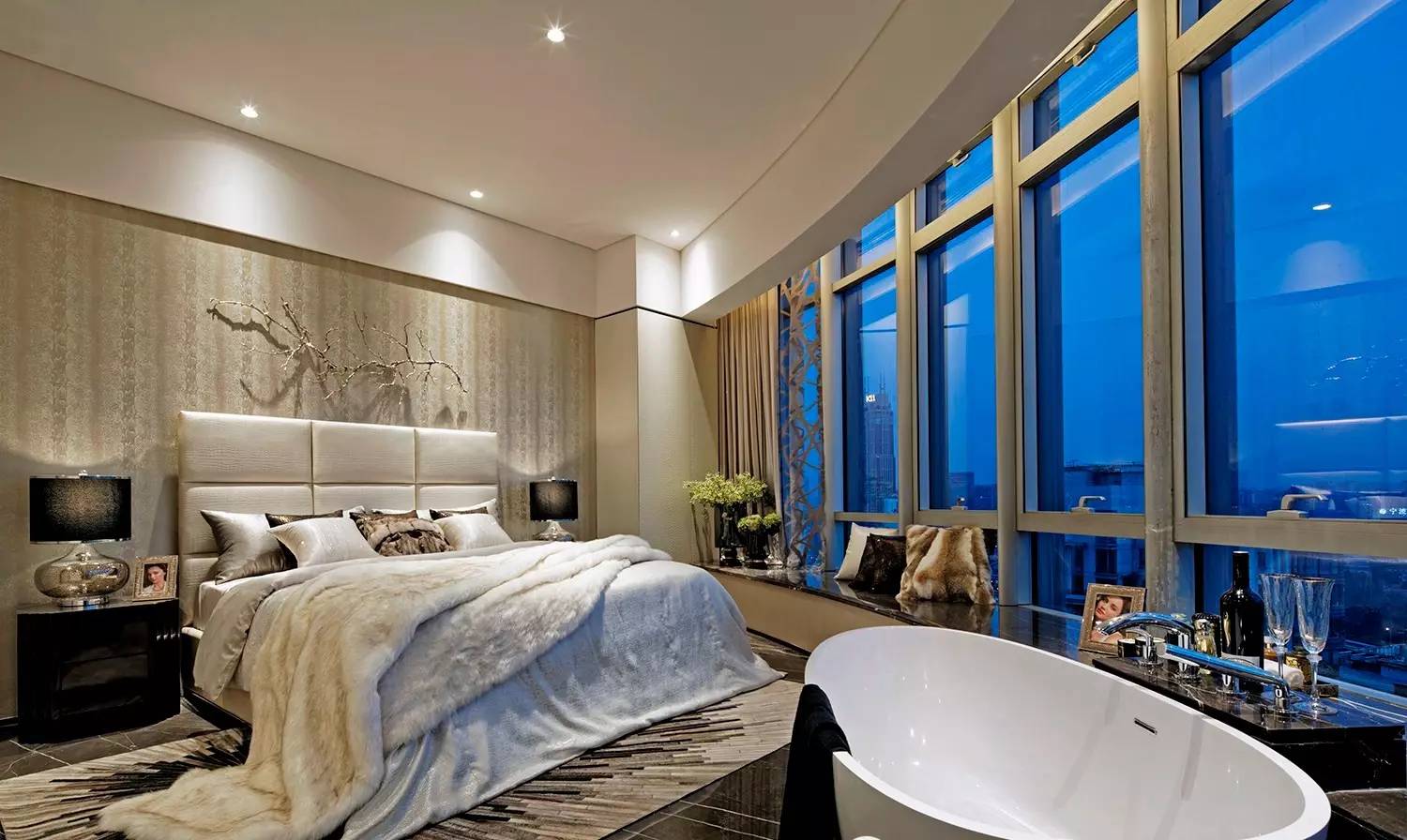 主卧背景墙层次感强，软包床头清新舒适，搭配浴缸设计，凸显主人对品质生活的追求。