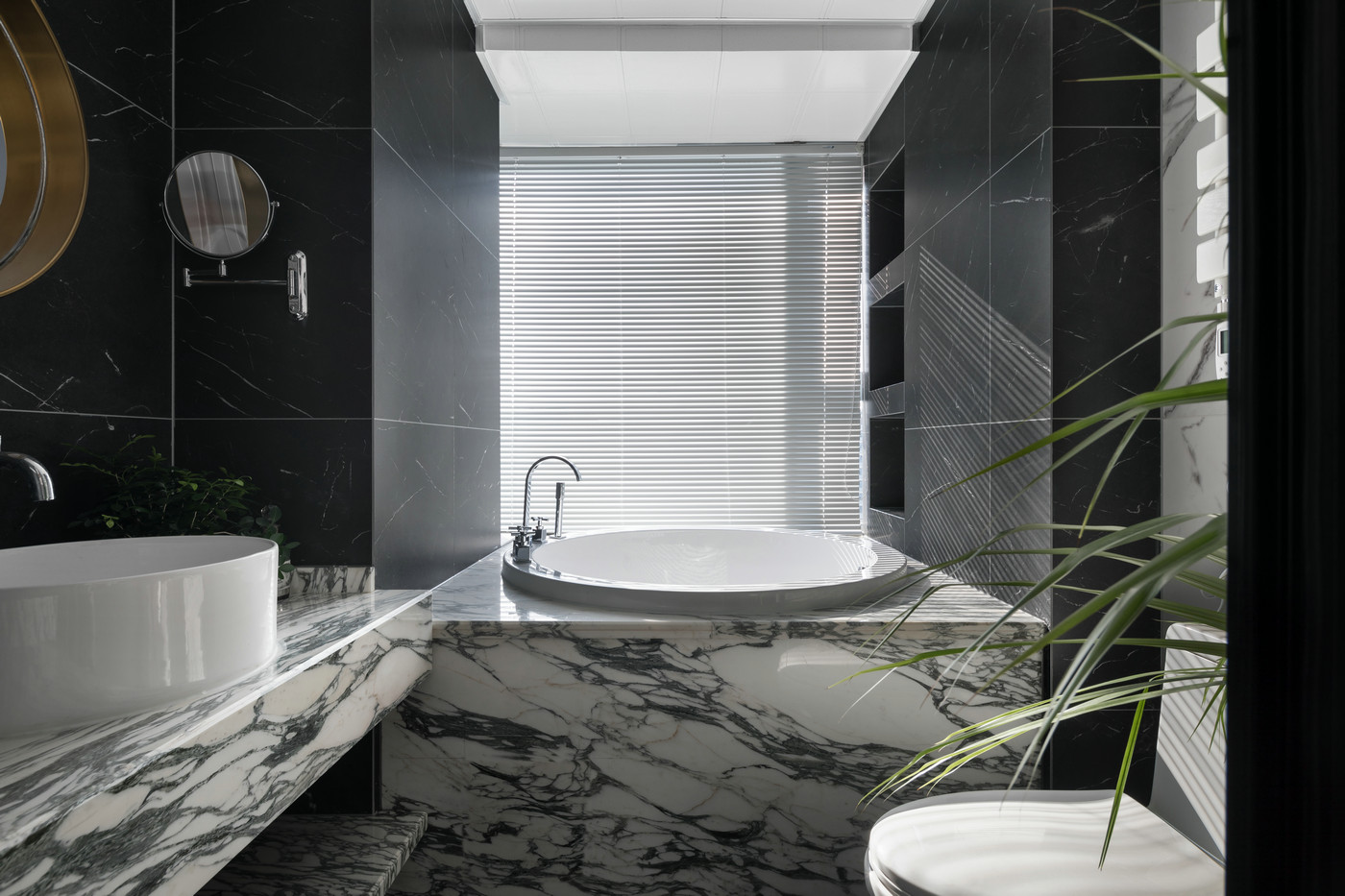 浴缸设计具有舒适尺度，营造出舒缓的沐浴氛围，设计师利用墙体空间增加了壁龛，提升了空间的收纳能力。