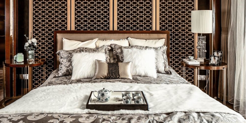金属设计的床头高贵典雅，彰显出空间的温婉气质，表现出空间主人的独特审美。