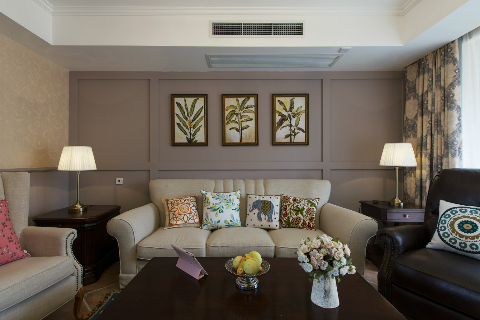 空间以冷色作为背景色，融入米白色的沙发，空间个性舒适，温馨典雅。