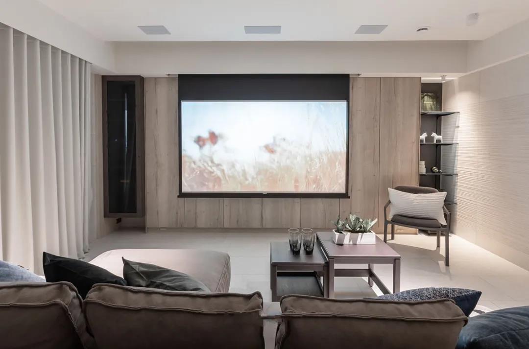 电视墙原木打造，中间使用投影仪取代电视机，让空间更加简练自然而舒适。