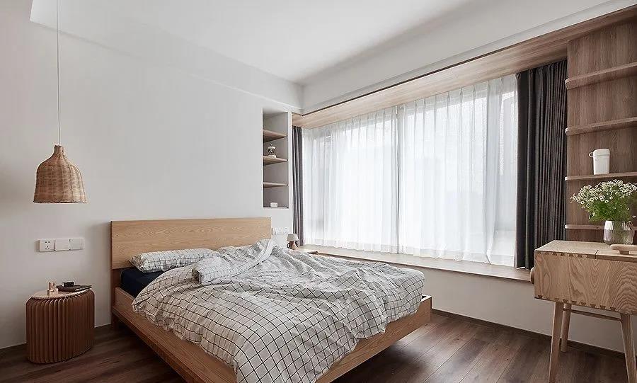 卧室营造了雅致的视觉感受，净色背景墙恰到好处地明亮，结合木色家具，冷与暖在空气中结合。
