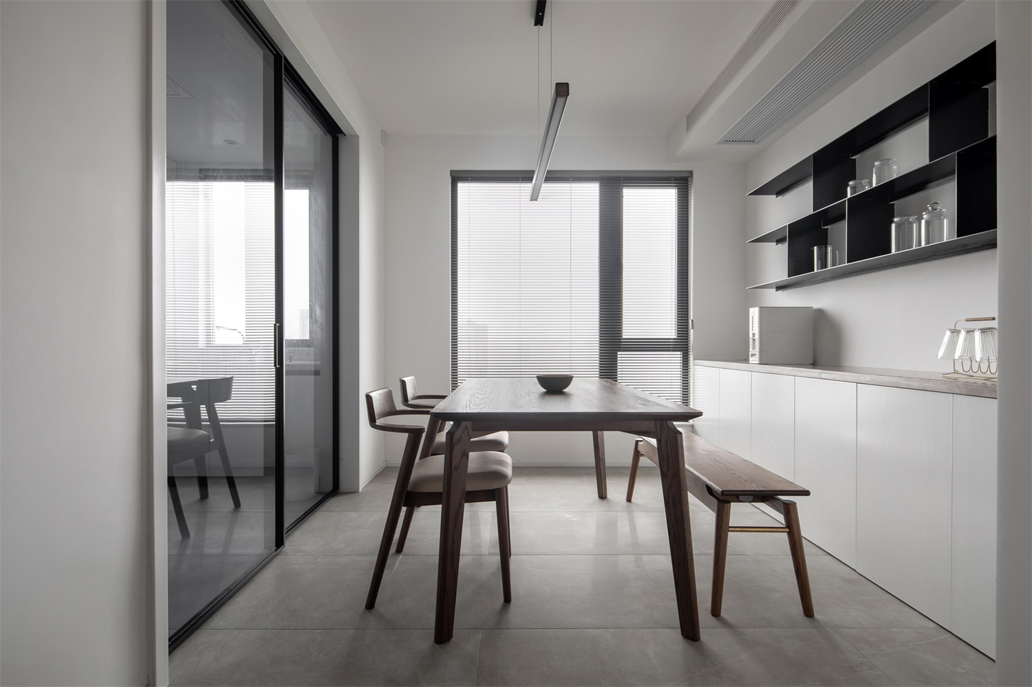 餐厅空间设计得十分简洁雅致，餐桌椅造型富有设计感，提现了用餐空间的艺术感。