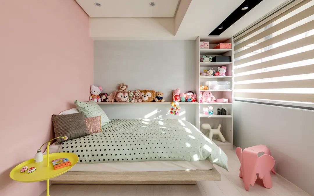 床头背景墙上通过卡通玩偶的堆叠，凸显出空间的童趣感，营造现代儿童房氛围。