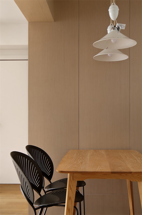 在米色护墙板空间中，设计师通过木质元素萃取生活美学，赋予了用餐空间一种舒适的尺度。